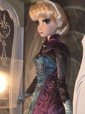Disney Store Limited Edition Elsa & Anna Doll Set (NRFB) ❄️✨ – LE 5000 Each